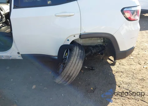 2018 Jeep Compass Latitude 4X4 z USA, uszkodzony, nr VIN 3C4NJDBB3JT483660